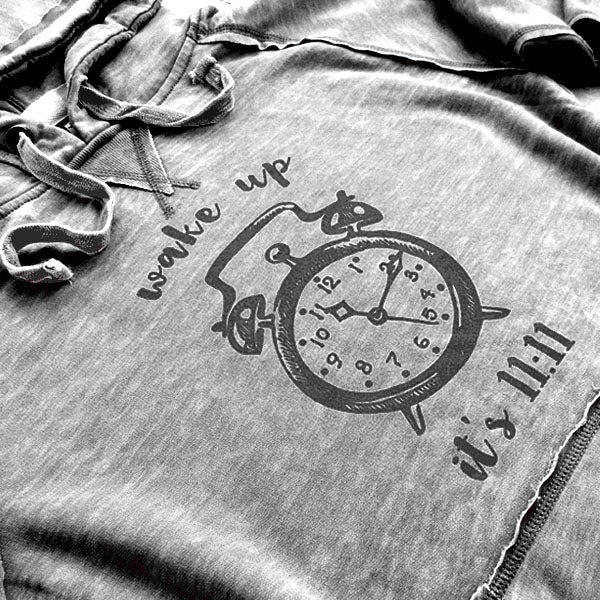 The meaning of 1111 and the reason why you keep seeing angel number 11:11 everywhere.